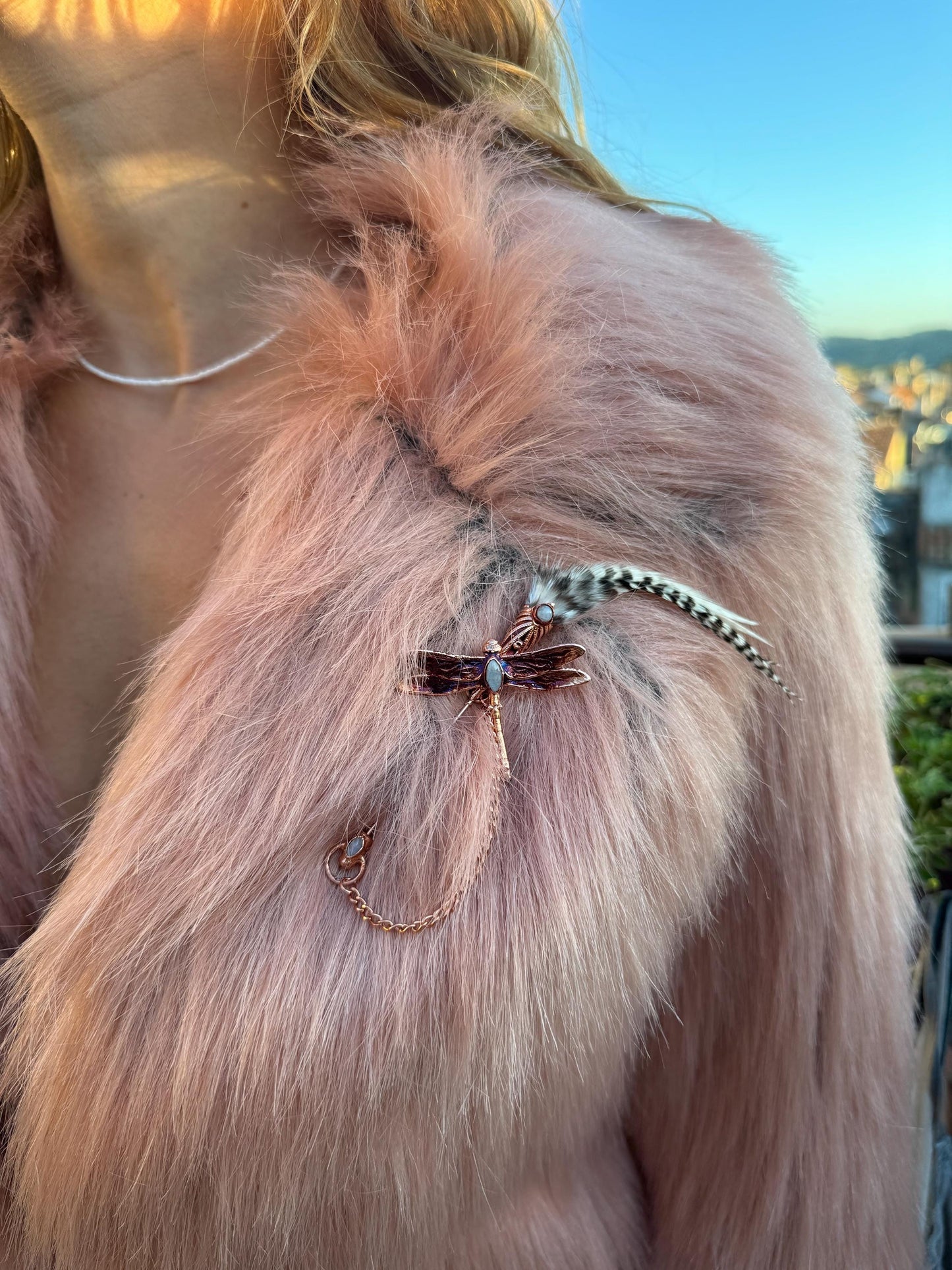Broche élégante et décalée, pour manteaux et chapeaux, délicate libellule sur sa volée de plumes