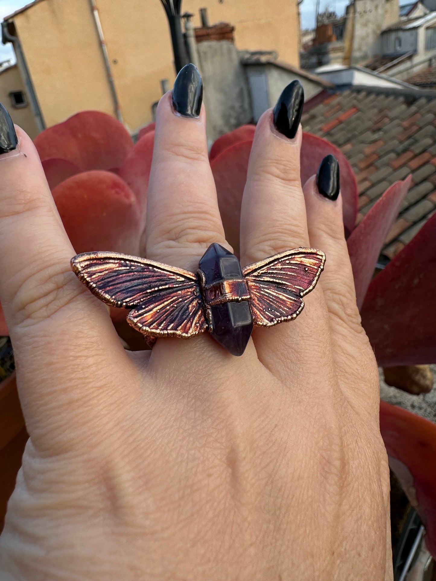 Butterfly ring with an amethyst point size 8.5 US/uk R, copper eformed with colorful patina