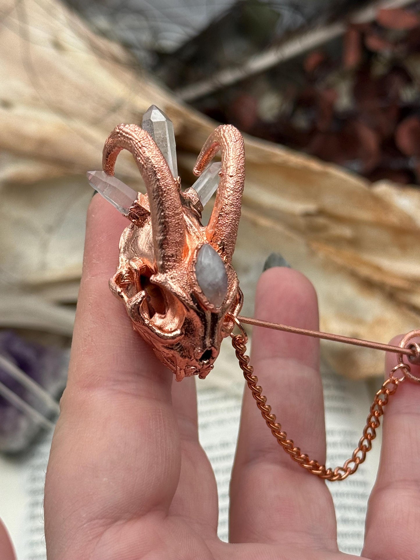 Broche élégante et décalée, pour manteaux et chapeaux, petit crâne de chat démoniaque avec des quartz et moonstones, détail chic d’une tenu