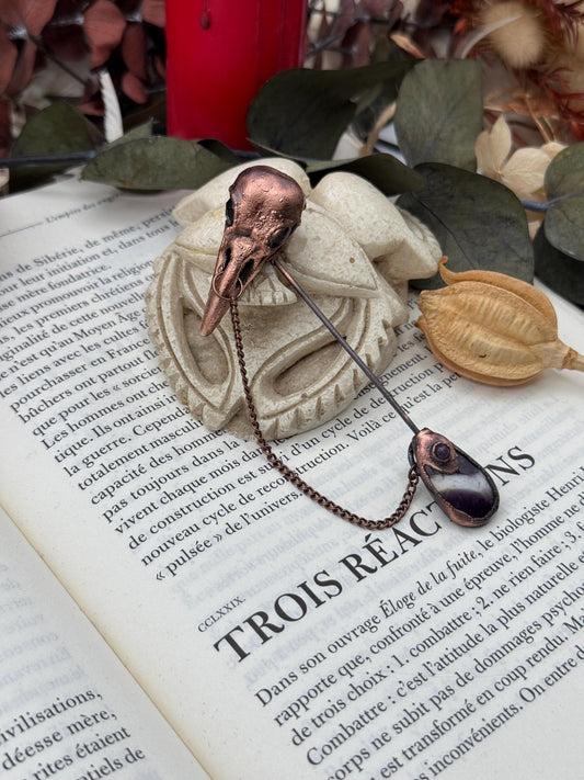 Broche dark et décalée, pour manteaux et chapeaux, petit crâne de loup avec des labradorites, détail chic d’une tenue